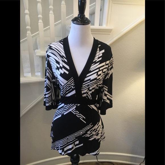 BCBGMaxAzria Black White Kimono Wrap Top Size Medium - Picture 3 of 9